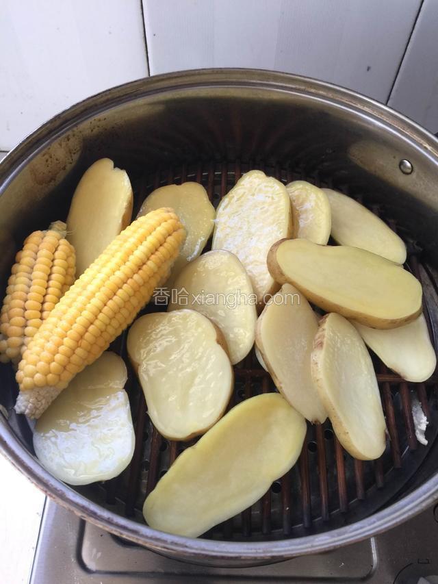 土豆两个去片切片和玉米一起蒸熟