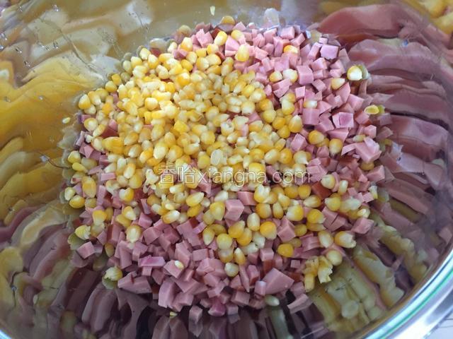 玉米熟了和香肠拌匀