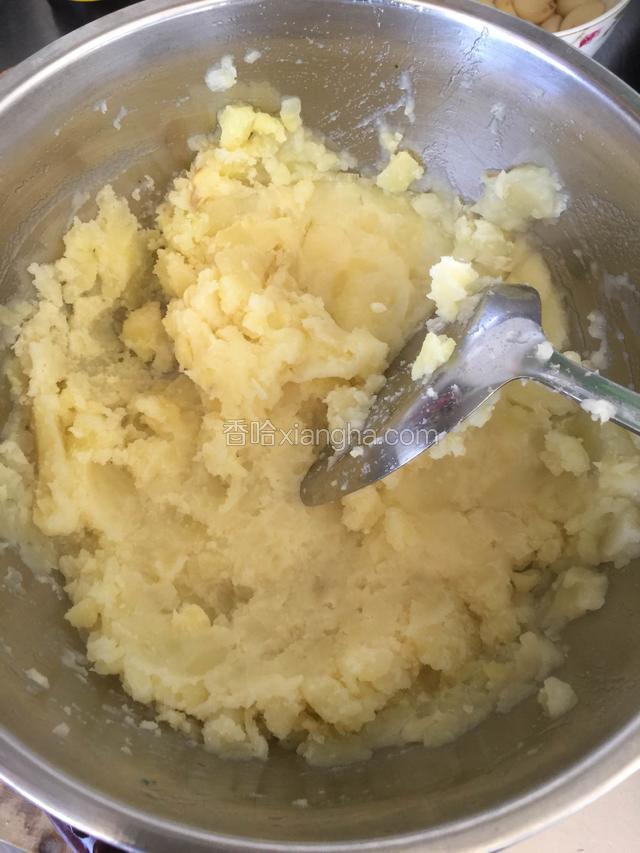 土豆趁热弄成泥