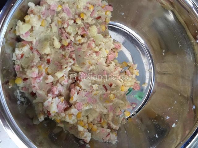 和调料辅料搅拌均匀