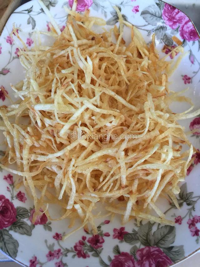 土豆丝炸好后备用