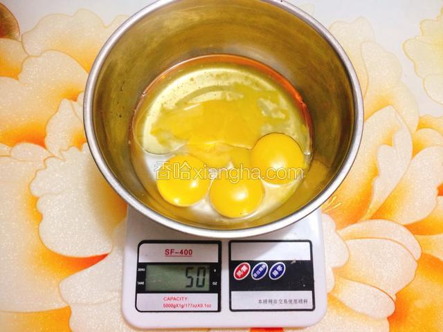蛋黄中加入水和玉米油，用蛋抽搅拌均匀。（水可以用等量的牛奶替换。）