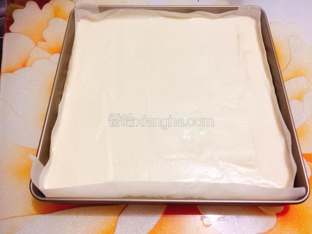 把所有的蛋糕糊倒入铺好油纸的烤盘中，并用塑料刮板轻轻的刮平表面。