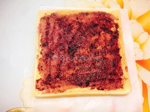 把油纸小心的撕开以后，均匀的涂上蓝莓酱。