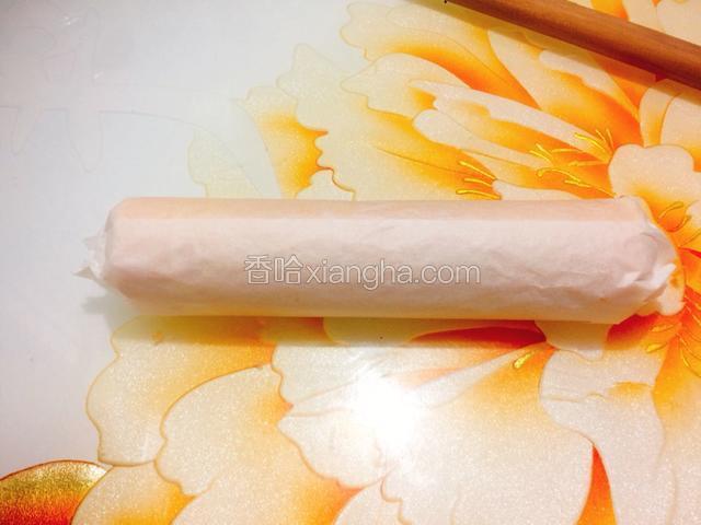 借助擀面杖把蛋糕慢慢的卷起来，卷的时候要卷紧一点。然后把蛋糕卷放入冷藏两个小时定型。
