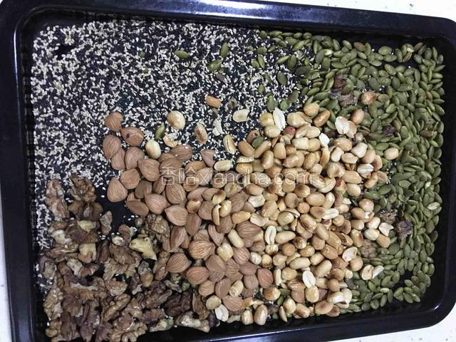 把黑白芝麻炒熟，花生，核桃用烤箱160度上下火中层烤7分钟，花生烤熟冷却后去花生衣。南瓜籽仁和杏仁直接买的原味熟的。把中筋面粉和糯米粉一起放入锅里炒制微黄后放凉备用。