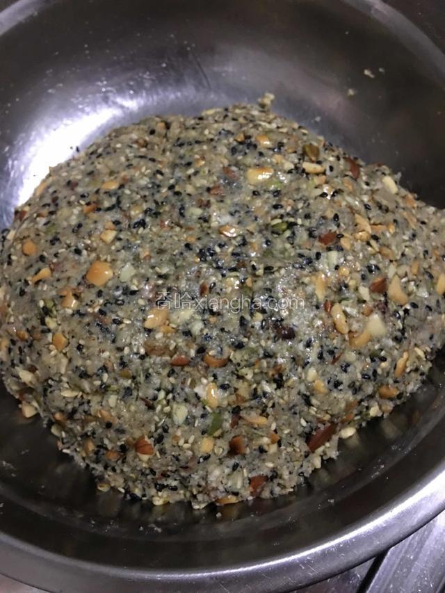 然后慢慢加水搅拌均匀，面粉的吸水性不一样，水不要一次加完，慢慢加，搅拌至无干粉能捏成团，放置醒一个小时。
