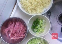 火腿肠闷面的做法图解1