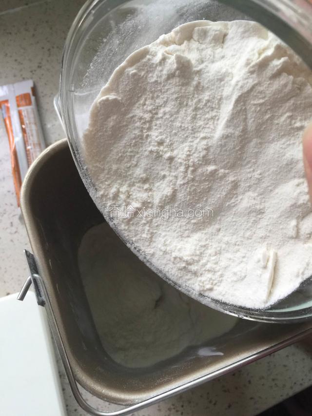 然后倒入面粉