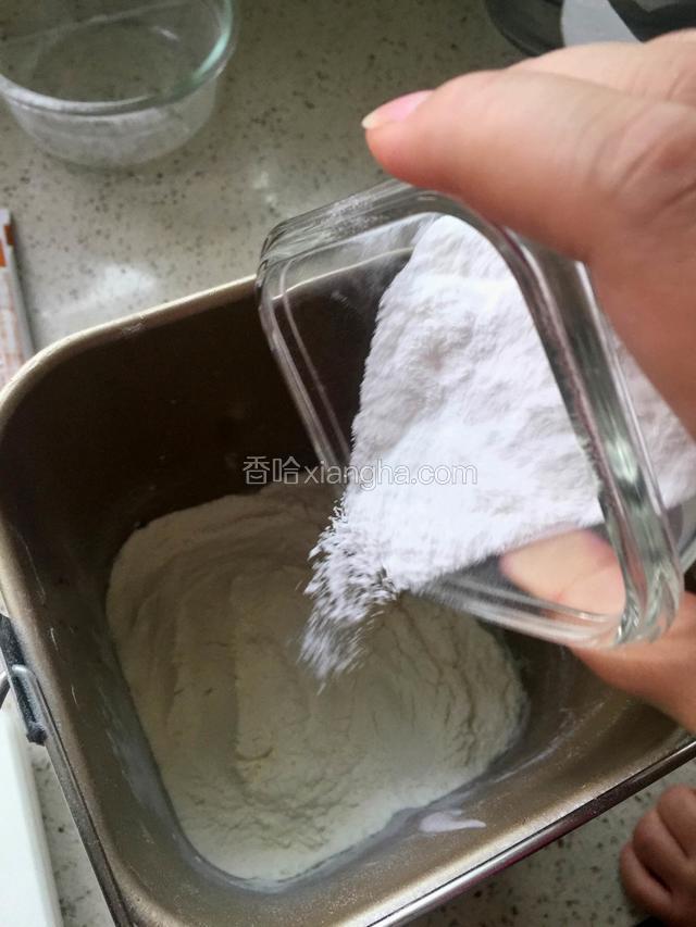 均匀倒入细砂糖