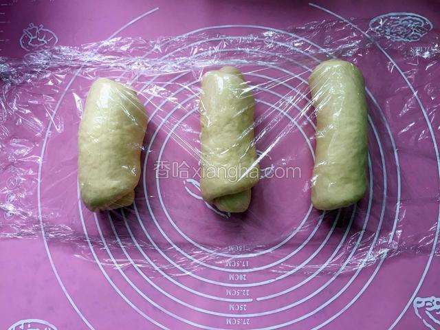 三个面团都卷好后，继续盖上保鲜膜松弛10分钟