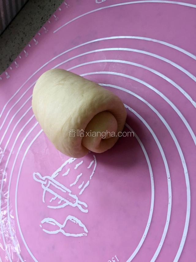 然后翻个面，从上往下慢慢卷起来