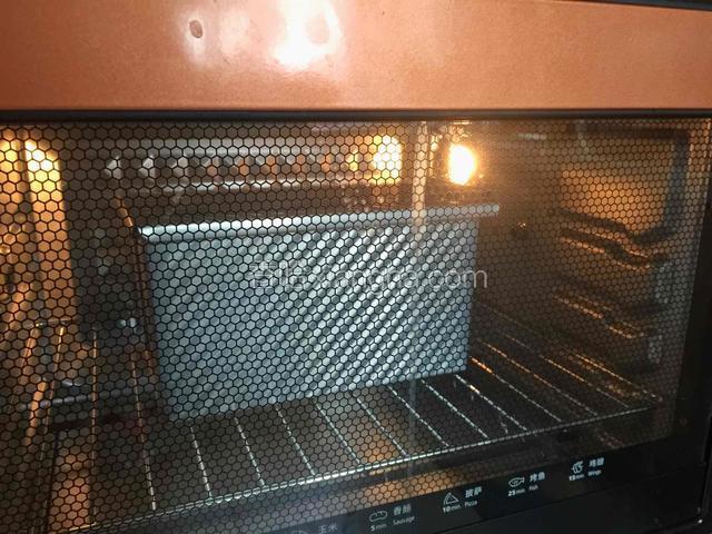 预热好后，把吐司盒放入烤箱中下层，上下火180度，烤40分钟