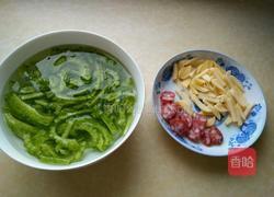 土豆腊肉炒苦瓜的做法图解1