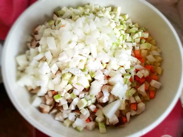 热锅放少许油，各种材料清炒