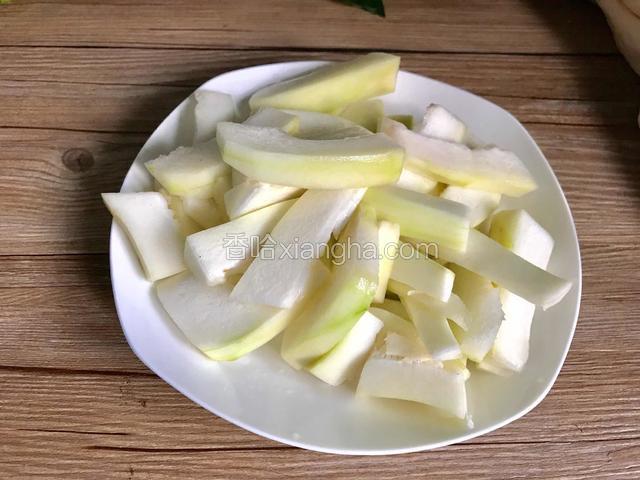 冬瓜洗净去皮，切成厚片