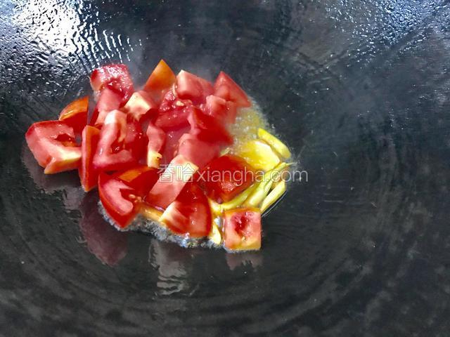 倒入番茄翻炒至出汁