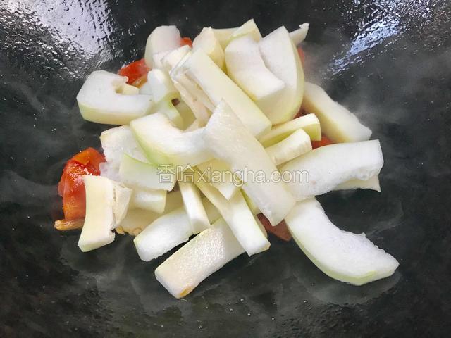 倒入冬瓜继续煎炒变色