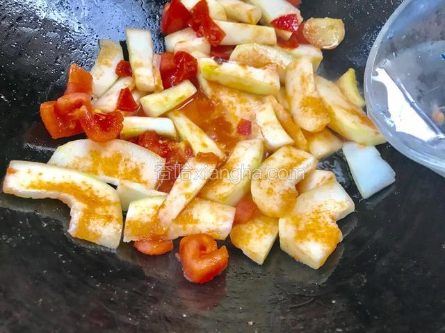 加水适量清水，烧至冬瓜熟透