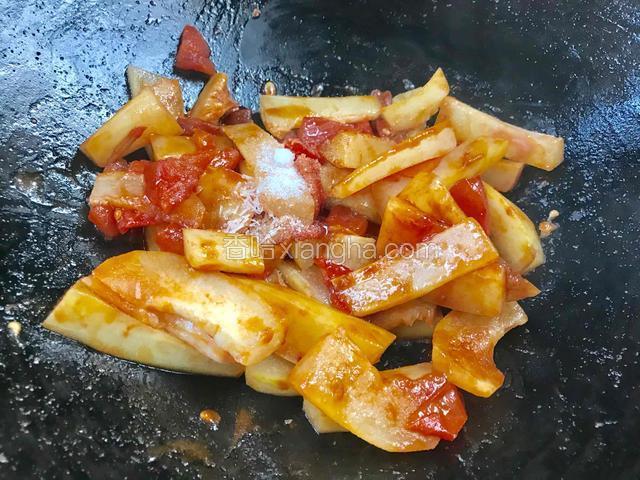 再加上盐调味，炒匀即可