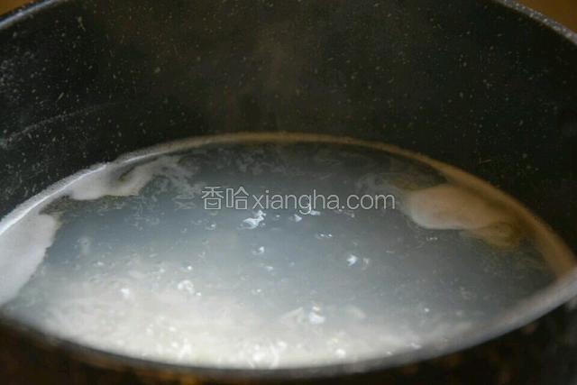 将大米倒入开水锅中大火烧开