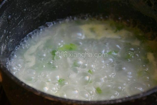 再中火煮三四分钟，关火