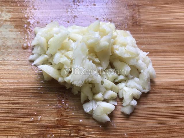 蒜拍煸切细