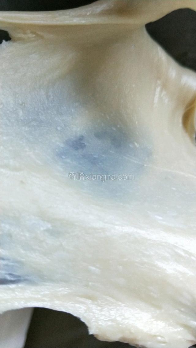 此状态为初级薄膜不够结实易破，可以加入软化好的黄油，继续开低速混合黄油。