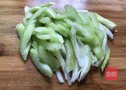 西芹炒肉/芹菜炒肉的做法图解2