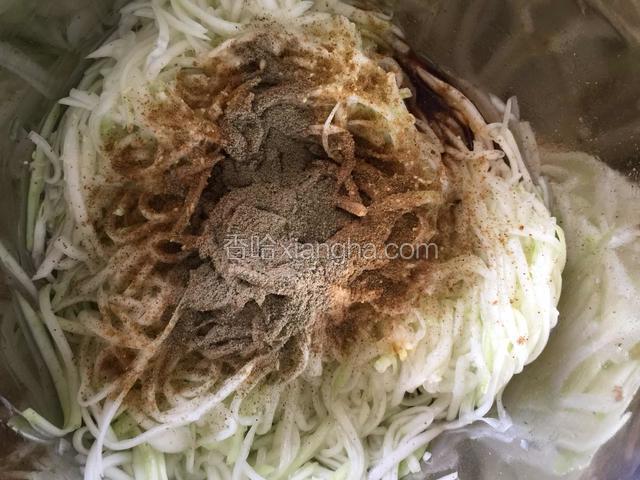 葫芦丝用盐和少许味极鲜酱油，五香粉、孜然粉、胡椒粉、鸡精腌制一会