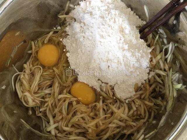 加入鸡蛋和面粉和成糊状