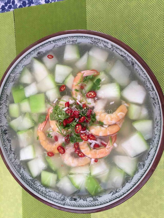 淋入花椒油后出锅，加入虾仁、小米椒葱香菜。