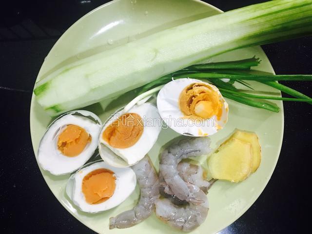 准备好所有的食材如图。