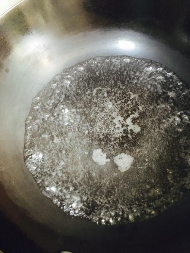 锅里倒入适量的清水烧开。
