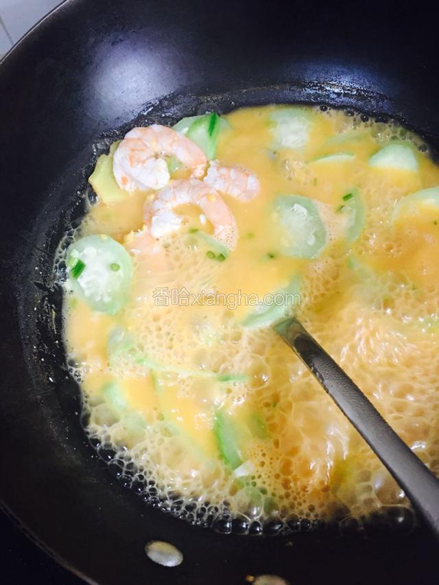 再放入虾仁同煮。
