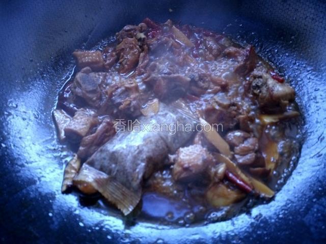 20分钟以后大火收汁，挑出里面的料包和佐料