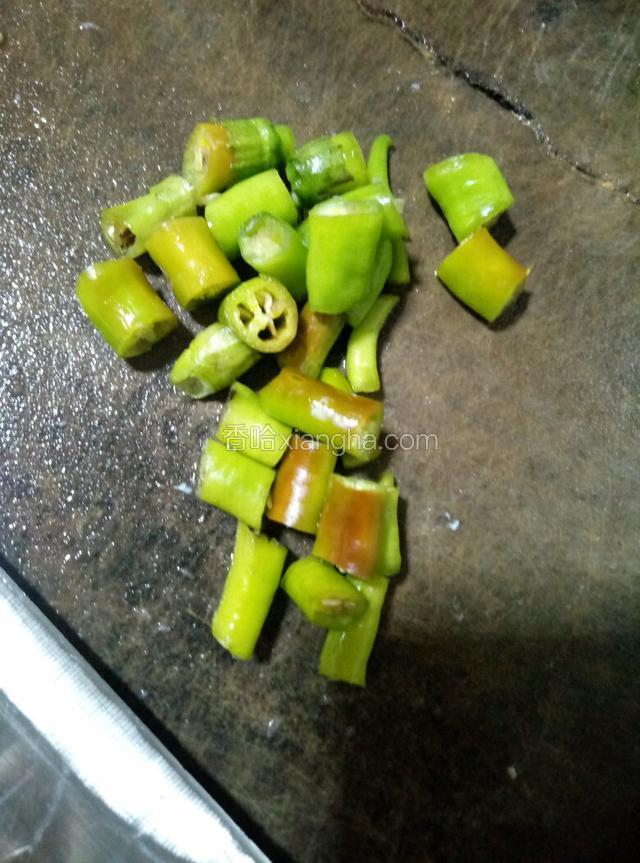美人椒切丁备用