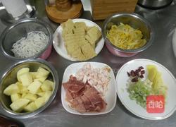 猪肉烩酸菜的做法图解1