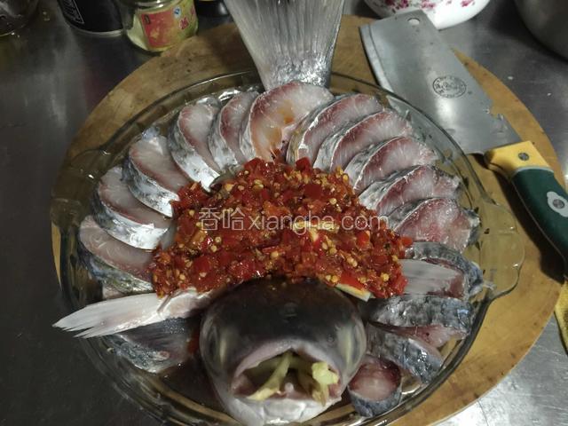 加入剁椒、味极鲜、鸡精、姜片