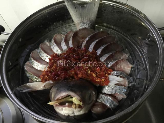 蒸锅开了后放入鱼，蒸12分钟