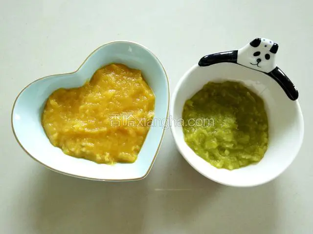﻿﻿蒸熟后，取出，压成泥﻿﻿﻿﻿﻿﻿﻿。不烫手时，黄色放入1g酵母，绿色放入0.5g酵母，搅拌均匀﻿﻿﻿﻿﻿﻿﻿﻿﻿﻿﻿﻿﻿﻿﻿