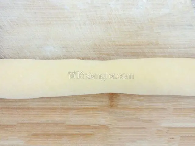 ﻿撒些面粉，揉黄色面团成长条﻿﻿﻿﻿﻿﻿﻿﻿