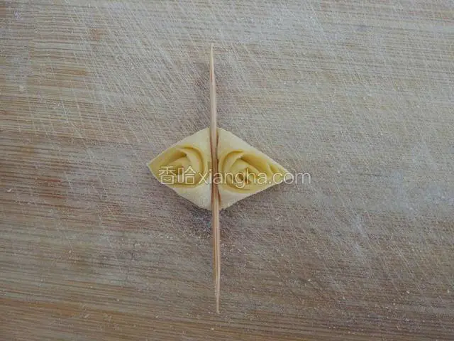 ﻿用牙签从尖角处压下去﻿﻿﻿﻿