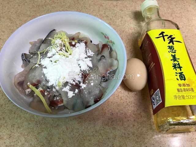 鱼片放一点点切好的姜丝、调入生粉、料酒、盐、鸡蛋清抓匀码味15分钟以上。