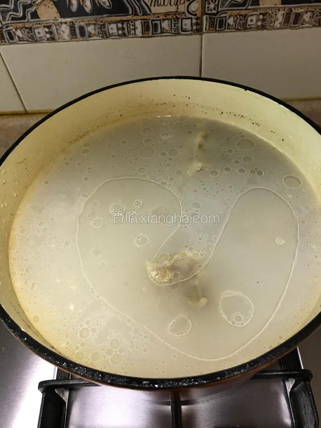 事前熬好的大骨汤、若没有准备可以用清水代替，但个人认为口感略差。