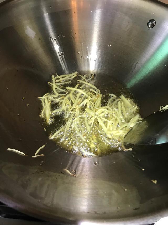 锅内放入少许油，放入剩下的姜丝，小火炸出香味。