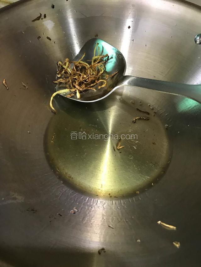 将炸干的姜丝捞出扔掉。
