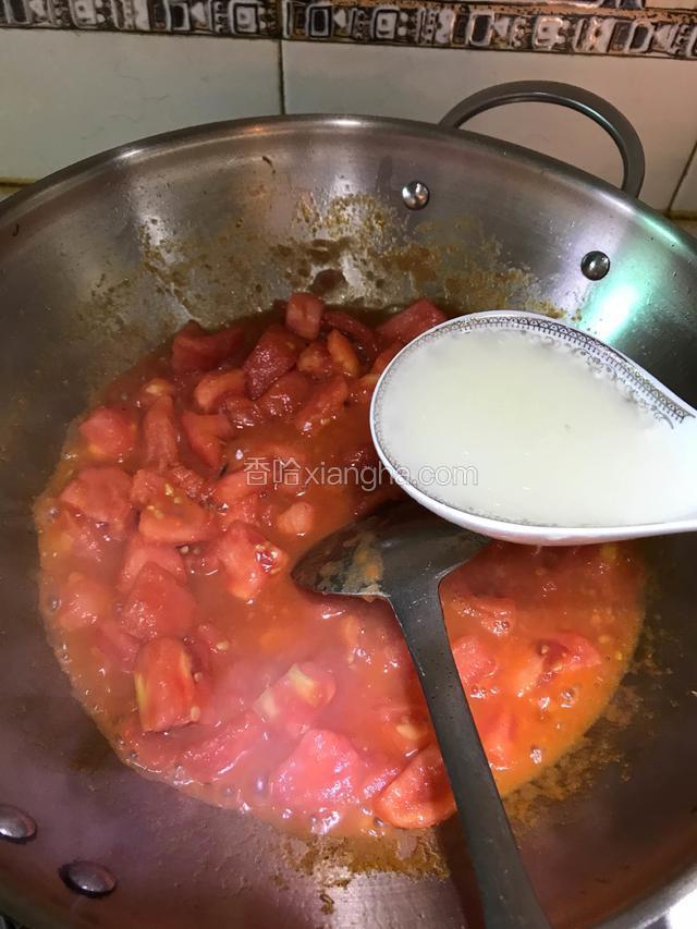炒至翻沙出汁时加入骨汤。
