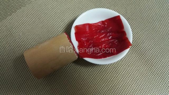取一小蝶子，倒入适量红曲米粉，添加少许水调匀，铺上一张厨房用纸（这个时候可以190度预热烤箱）
