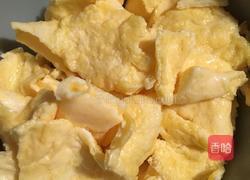 海鲜坚果蛋炒饭的做法图解3